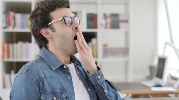 Retrato de Cansado Criativo Homem bocejando no escritório — Vídeo de Stock
