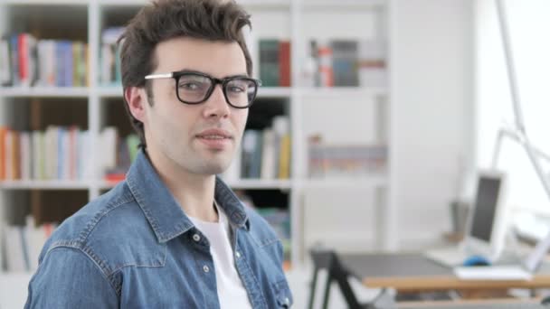 Kreativer Mann gestikuliert Nein durch Kopfschütteln — Stockvideo