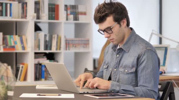 Hombre creativo trabajando en el ordenador portátil — Vídeos de Stock