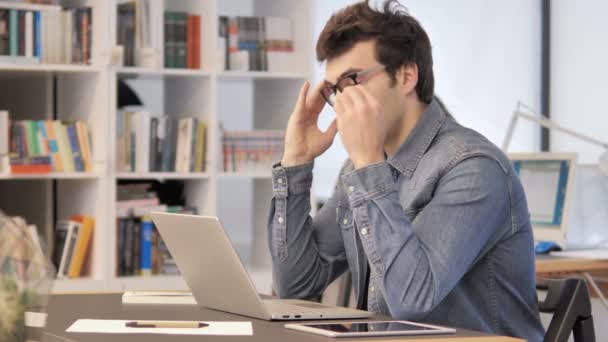 Hombre creativo estresado con dolor de cabeza Trabajando en el ordenador portátil — Vídeos de Stock