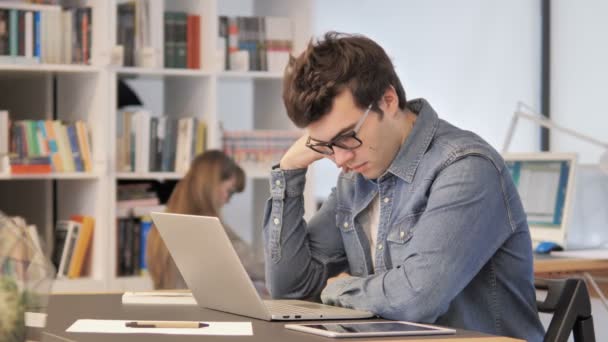 Hombre creativo cansado durmiendo en el trabajo, carga de trabajo — Vídeos de Stock