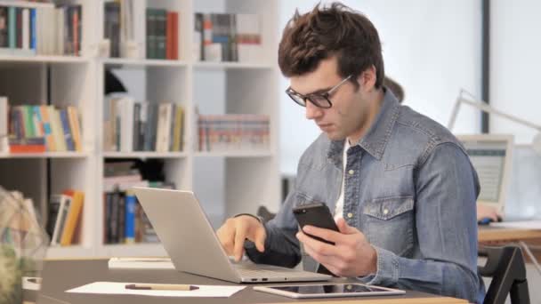 Hombre creativo usando el teléfono para el trabajo en línea — Vídeos de Stock