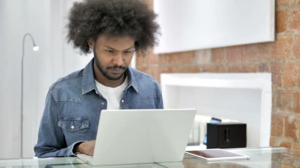 Hombre africano cansado con dolor de cuello en el trabajo — Vídeos de Stock