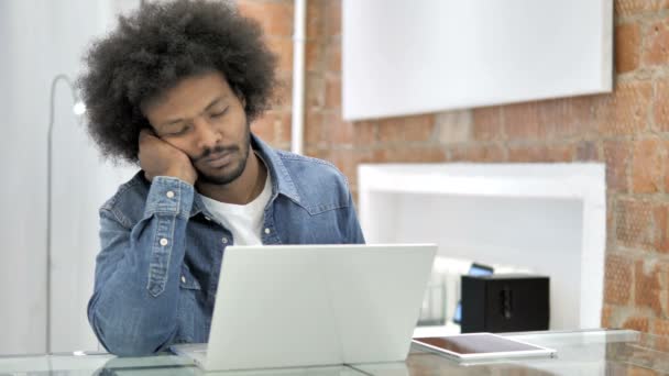 Hombre africano cansado durmiendo en el trabajo — Vídeos de Stock