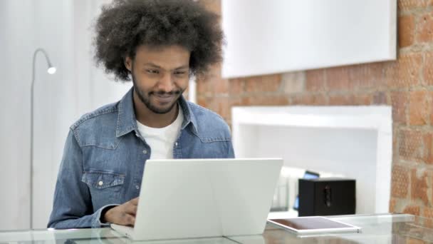 Hombre africano hablando para el chat de vídeo — Vídeo de stock