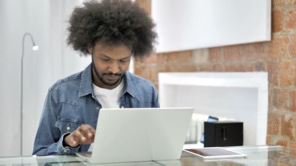 Hombre africano molesto por el fracaso, la pérdida — Vídeos de Stock