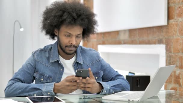 Homem Africano usando Smartphone no escritório Loft — Vídeo de Stock