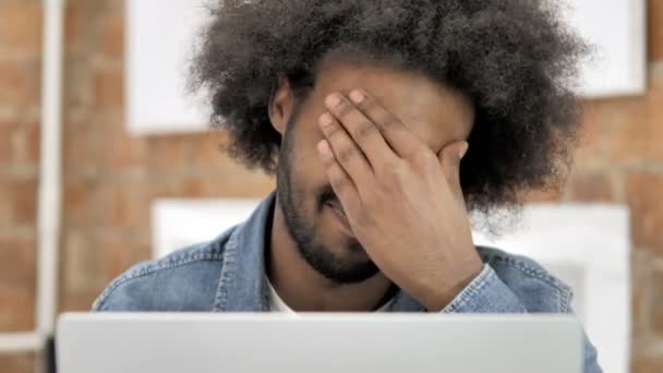 Närbild av afrikansk man med huvudvärk på jobbet — Stockvideo