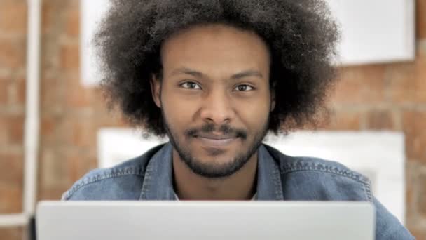 Duim naar beneden door Afrikaanse man werken op laptop — Stockvideo