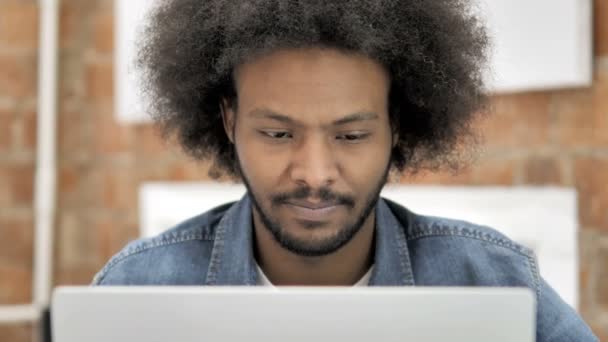 엄지 손가락 위로 아프리카 남자에 의해 작업 노트북 — 비디오