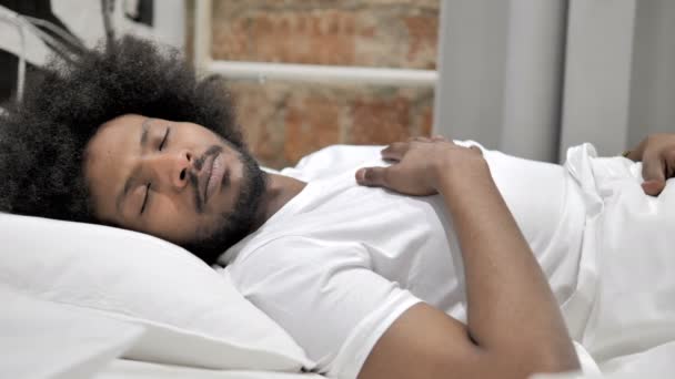 アフリカ人男性がベッドで寝る — ストック動画