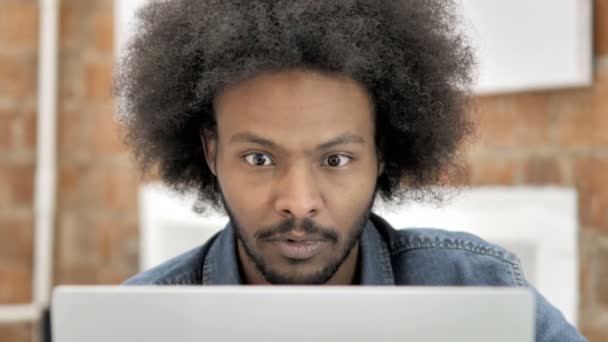 Shocked African Man Wondering at Work — Stock Video