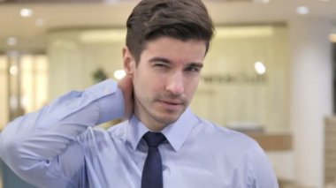 Boyun Ağrısı ile Yorgun İşadamı Portresi