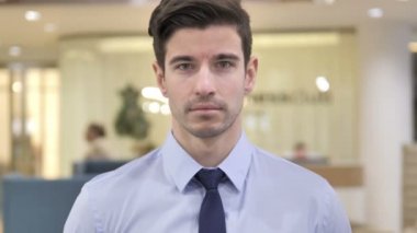 Dudaklarda Parmak, İşadamı Gesturing Sessizlik