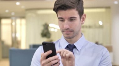 Akıllı Telefon Kullanan İşadamı, İnternet'te Gezinme