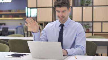 Ofiste İşadamı tarafından Online Görüntülü Sohbet