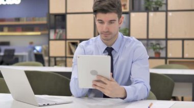 Ofiste tablet kullanan bir işadamı