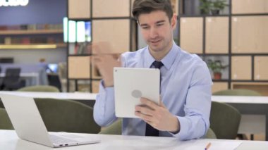 İşadamı tarafından Tablette Görüntülü Sohbet