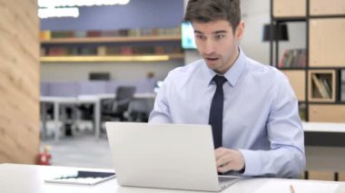 Genç İşAdamı İş Yerinde Başarıyı Kutluyor