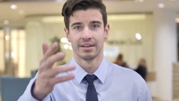 Geschäftsmann reagiert auf Geschäftseinbußen — Stockvideo
