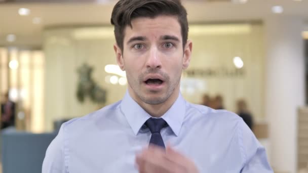 Empresário chocado, se perguntando em temor — Vídeo de Stock