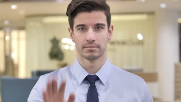 Стоп, бізнесмен зупиняючись з рукою — стокове відео