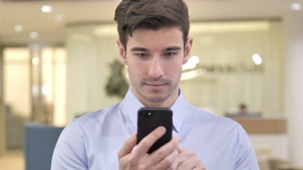 Affärsman att skriva meddelande på Smartphone — Stockvideo