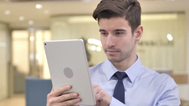 Pengusaha menggunakan pc tablet — Stok Video