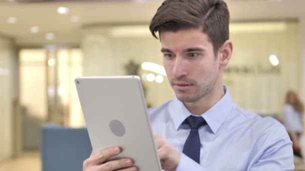 Uomo d'affari che reagisce alla perdita su tablet — Video Stock