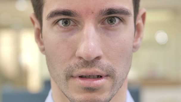 Close-up van geschokt man gezicht — Stockvideo