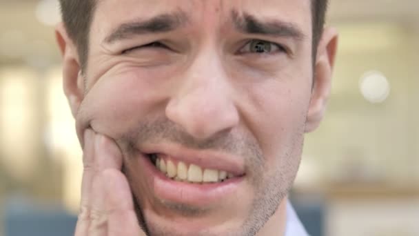 Zavřít zub, muž se zubní bolestí — Stock video