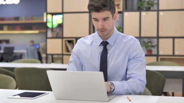 Hoofdpijn, gefrustreerde zakenman werkt op laptop — Stockvideo