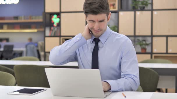 Бизнесмен с болью в шее на работе — стоковое видео