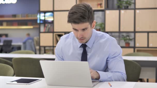 Biznesmen w Shock przez straty, zastanawiając się w AWE — Wideo stockowe