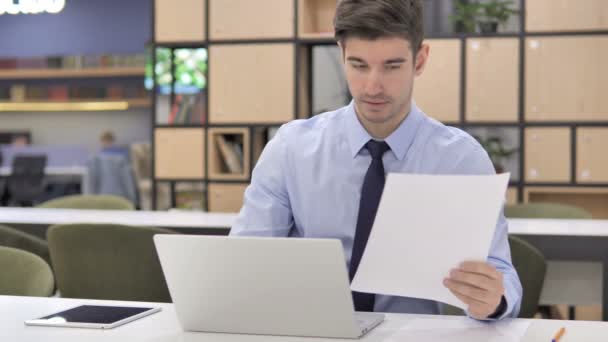 Zakenman werkt aan zakelijke documenten in Office — Stockvideo