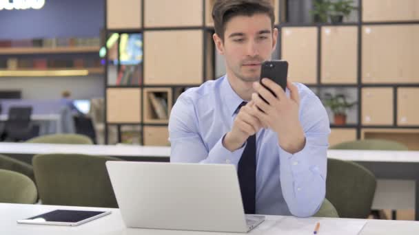 Geschäftsmann nutzt Smartphone für die Arbeit — Stockvideo