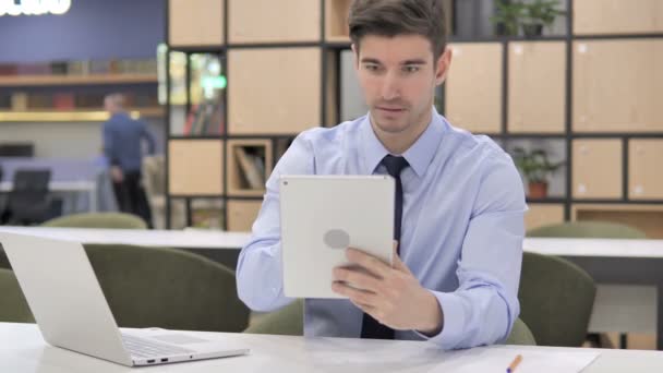 Uomo d'affari che celebra il successo su Tablet — Video Stock