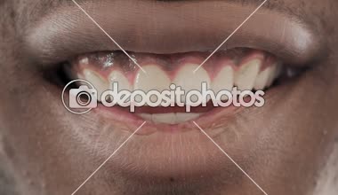 Afrikalı Adamın Gülen Dudakları, Güzel Gülümseme