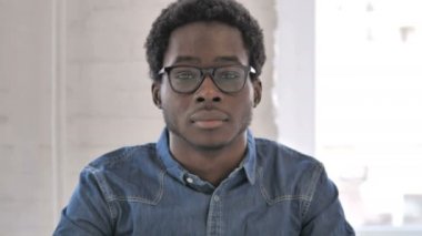 Gülümseyen Afrikalı adam kamera bakıyor