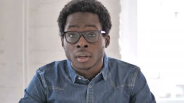 Afrikalı Adamın İş Yerinde Davet Jesti