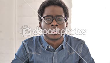 Afrikalı Adam Baş Sallayarak Inkar, Hayır