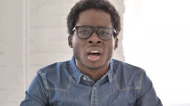 Afrikalı Adam Ofiste Çalışırken Kayıp tarafından Üzgün