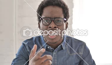 Ofiste Çalışırken Kızgın Afrikalı Adam Bağırıyor