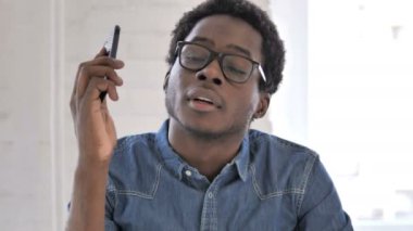 Afrikalı Adam Telefonda Konuşuyor ve İş tartışıyor