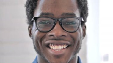 Afrikalı Adamın Gülen Yüzü, Yakın Çekim