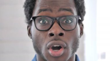 Afrikalı Adamın Şok Yüzü, Yakın Çekim