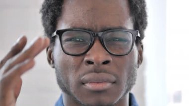 Baş ağrısı ile Afrikalı Adam Yüz Yakın Çekim