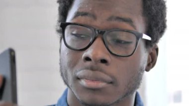 Telefonda Konuşan Afrikalı Adamın Yakın Çekim