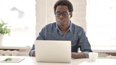 Dizüstü bilgisayarda çalışan Afrikalı adam