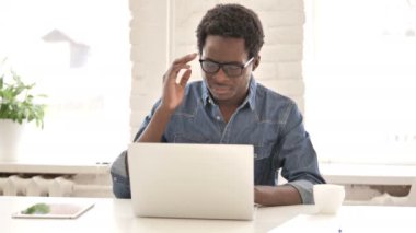 Baş ağrısı, yorgun dizüstü bilgisayarda çalışan adam